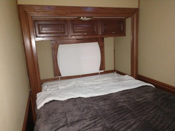2007 Silver Crown Motorgarage 2-Slides Queen Bed Full Body P for Sale $179,900