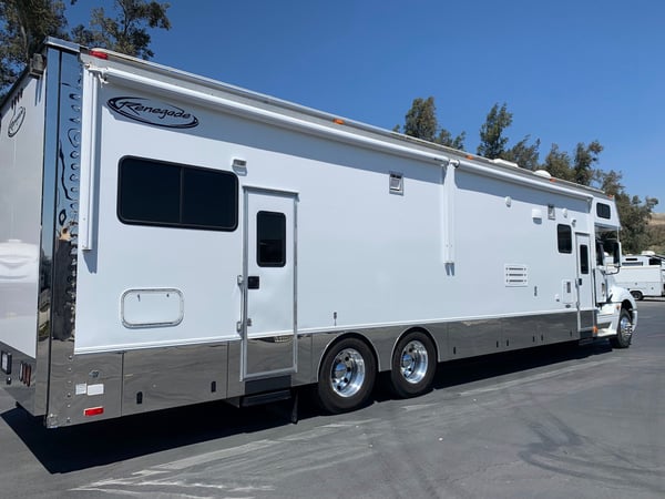 2006 RENEGADE COACH W/CONVERTABLE 15' GARAGE AND LIFT GATE  for Sale $195,000 