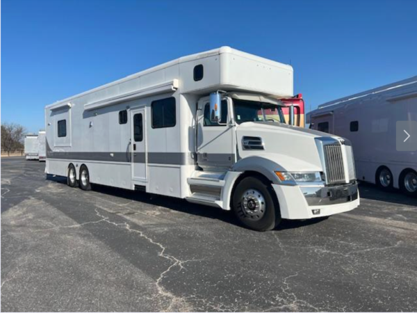 2021 Showhauler Bunk Bed Bath & 1/2 Coach 