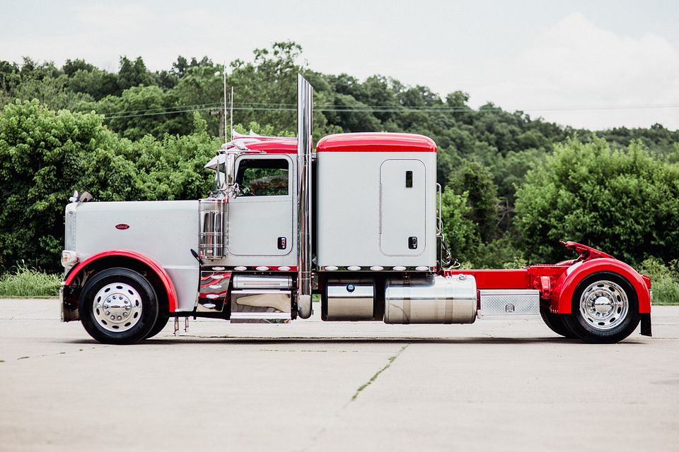 2015 PETERBILY 389 LONG NOSE CUSTOM TRUCK for Sale in BLOOMINGTON, IN