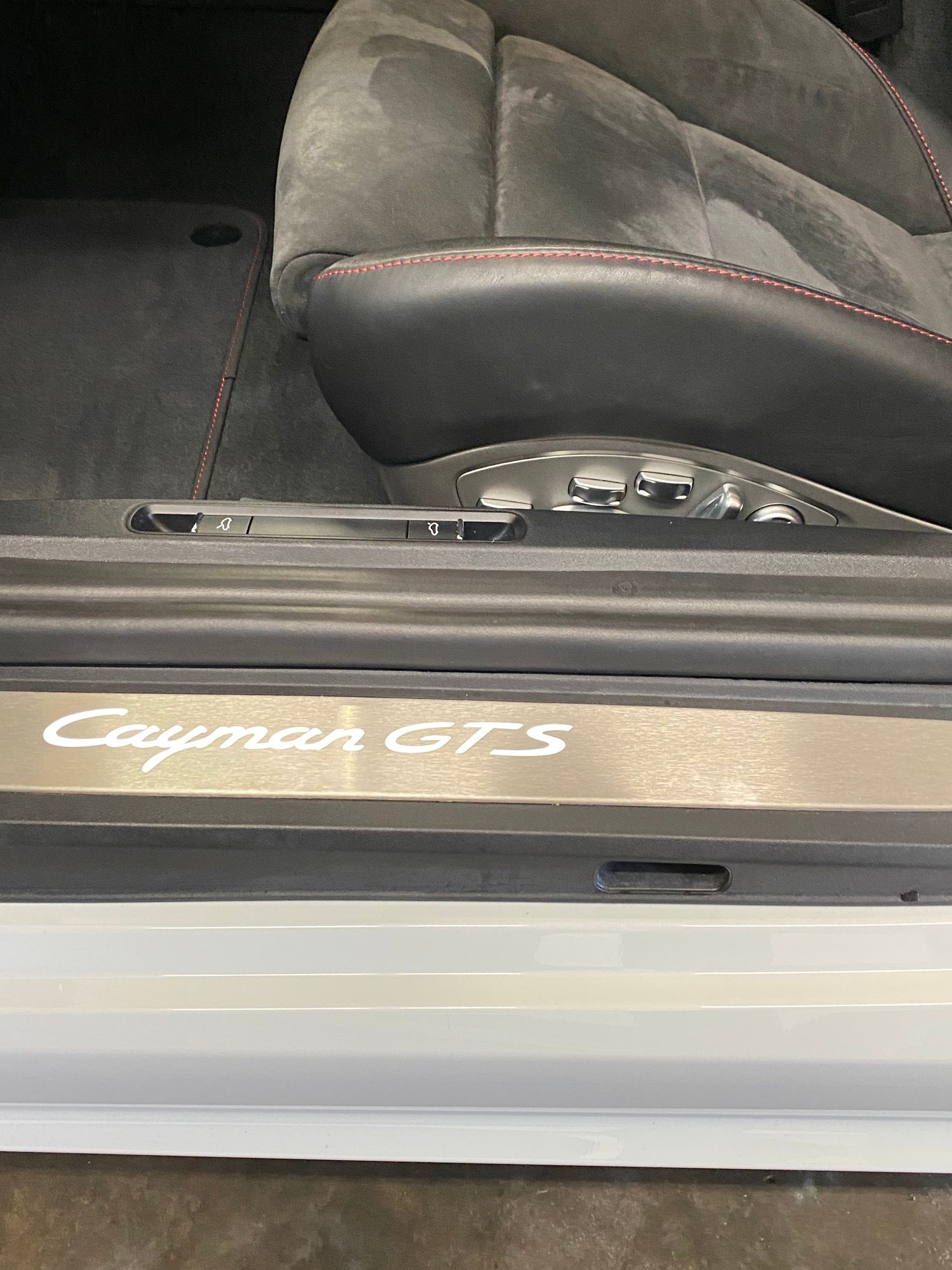 2018 Porsche 718 Cayman - 2018 Cayman GTS - Used - VIN WP0AB2A80JK279552 - 3,734 Miles - 4 cyl - 2WD - Manual - Coupe - White - Marshalltown, IA 50158, United States