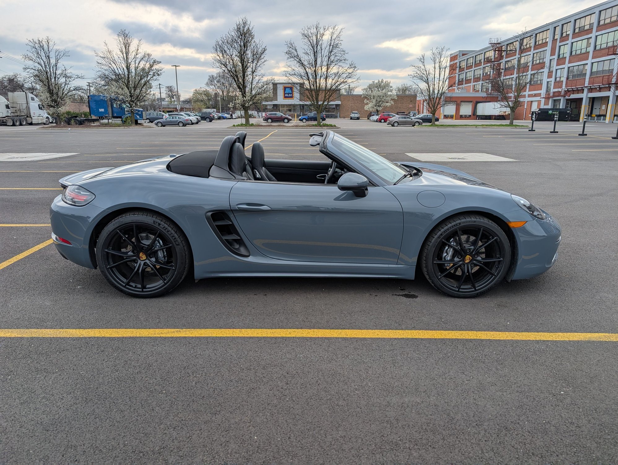 2017 Porsche 718 Boxster - 2017 Porsche Boxster - Used - VIN WP0CA2A86HS220575 - 29,100 Miles - 4 cyl - 2WD - Manual - Convertible - Gray - Chicago, IL 60647, United States