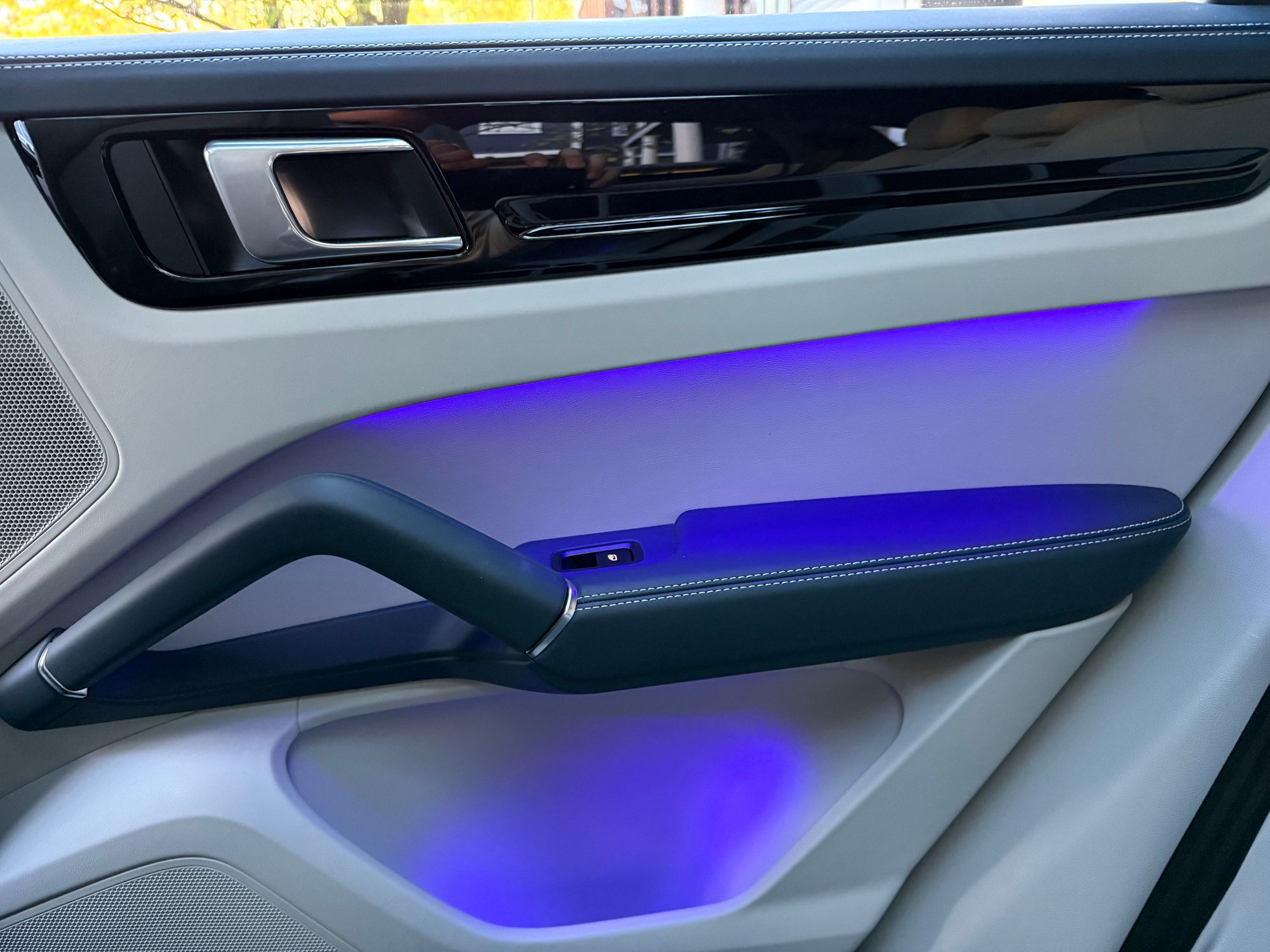 2022 Porsche Cayenne - 2022 Cayenne Coupe GTS White, Graphite/Chalk Interior, Premium, Assistance & More - Used - VIN WP1BG2AY8NDA55735 - 30,500 Miles - 8 cyl - AWD - Automatic - SUV - White - Boston, MA 02129, United States