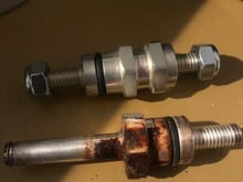 guess which one is the bad cap bolt?