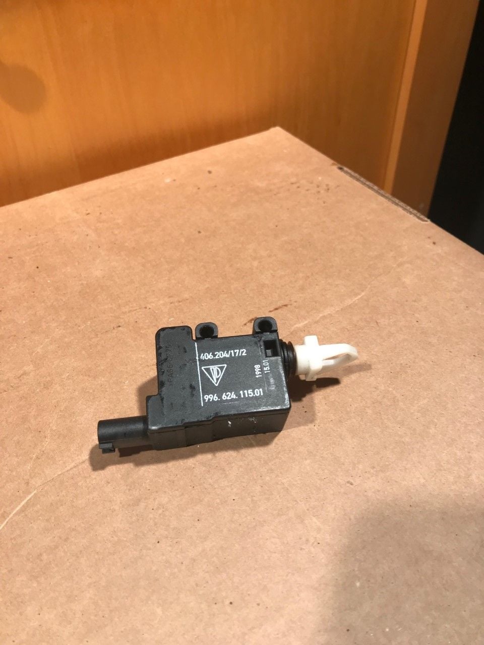 2000 Porsche 911 - 996 624 115 01 Door Sill Actuator - Accessories - $5 - Plainview, NY 11803, United States