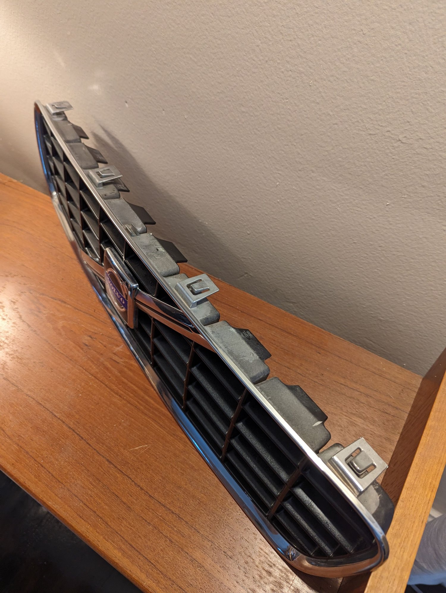 Exterior Body Parts - S60 grille oem - Used - 2001 to 2004 Volvo S60 - Detroit, MI 48238, United States