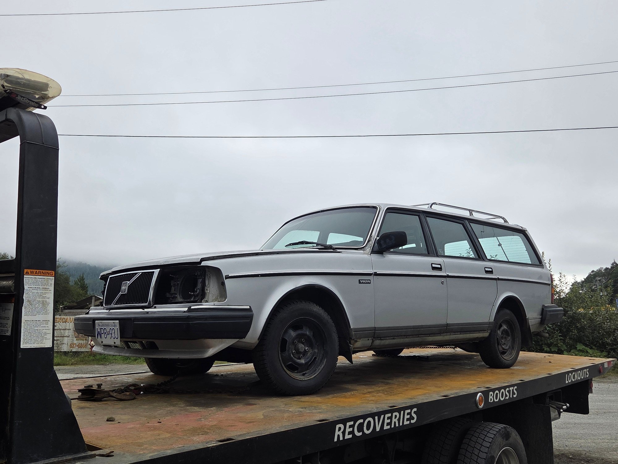 1988 Volvo 245 - Parting Out 1988 Volvo 245 DL Wagon – Roof Rack, Tail Lights, Interior, Engine - Prince Rupert, BC V8J 1X, Canada