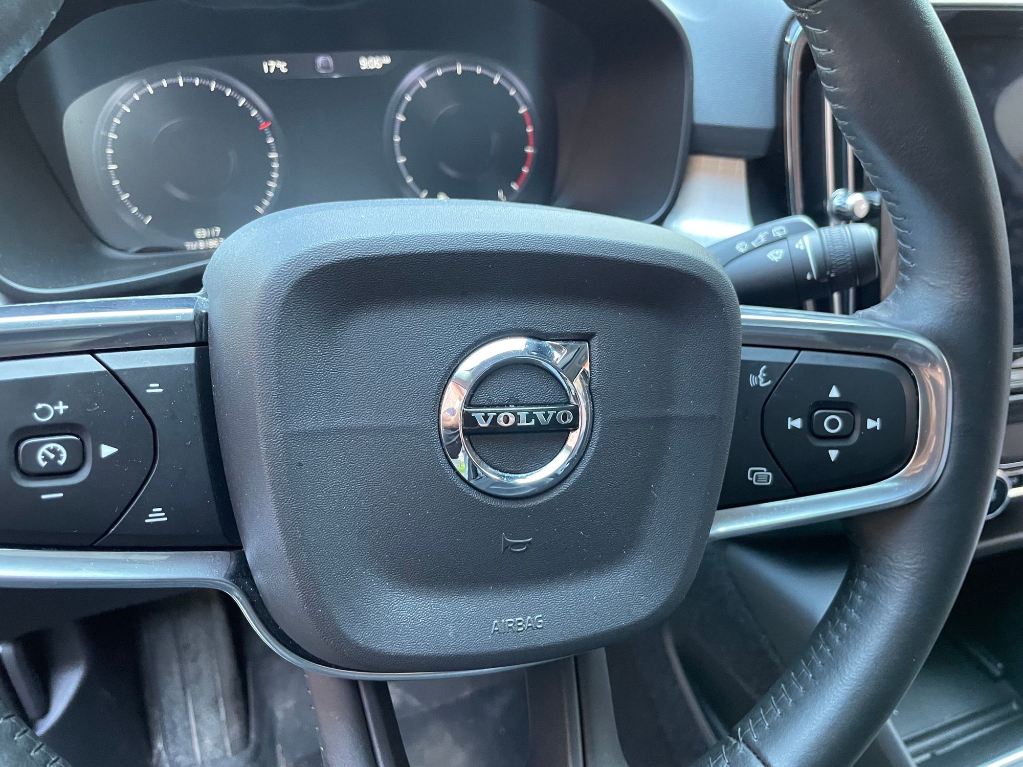 2021 Volvo XC40 - 2021 XC 40 Momentum - GREAT OPPORTUNITY due to changed work /RELOCATION - Used - VIN YV4162UK9M2414184 - 60,000 Miles - 2 cyl - AWD - Automatic - SUV - White - Etobicoke, ON M8Z2E9, Canada