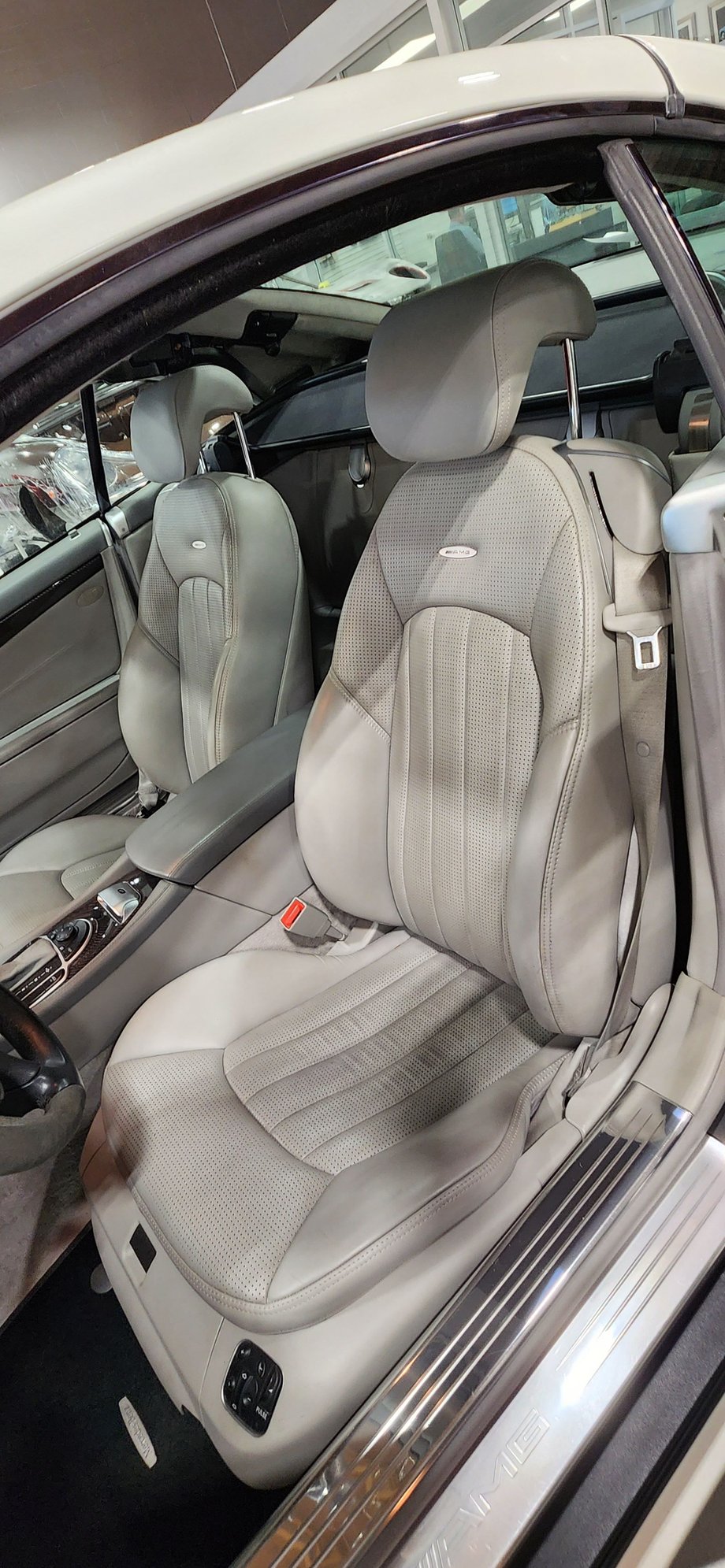 Seats very good condition with auto massage and bolster adjustment 