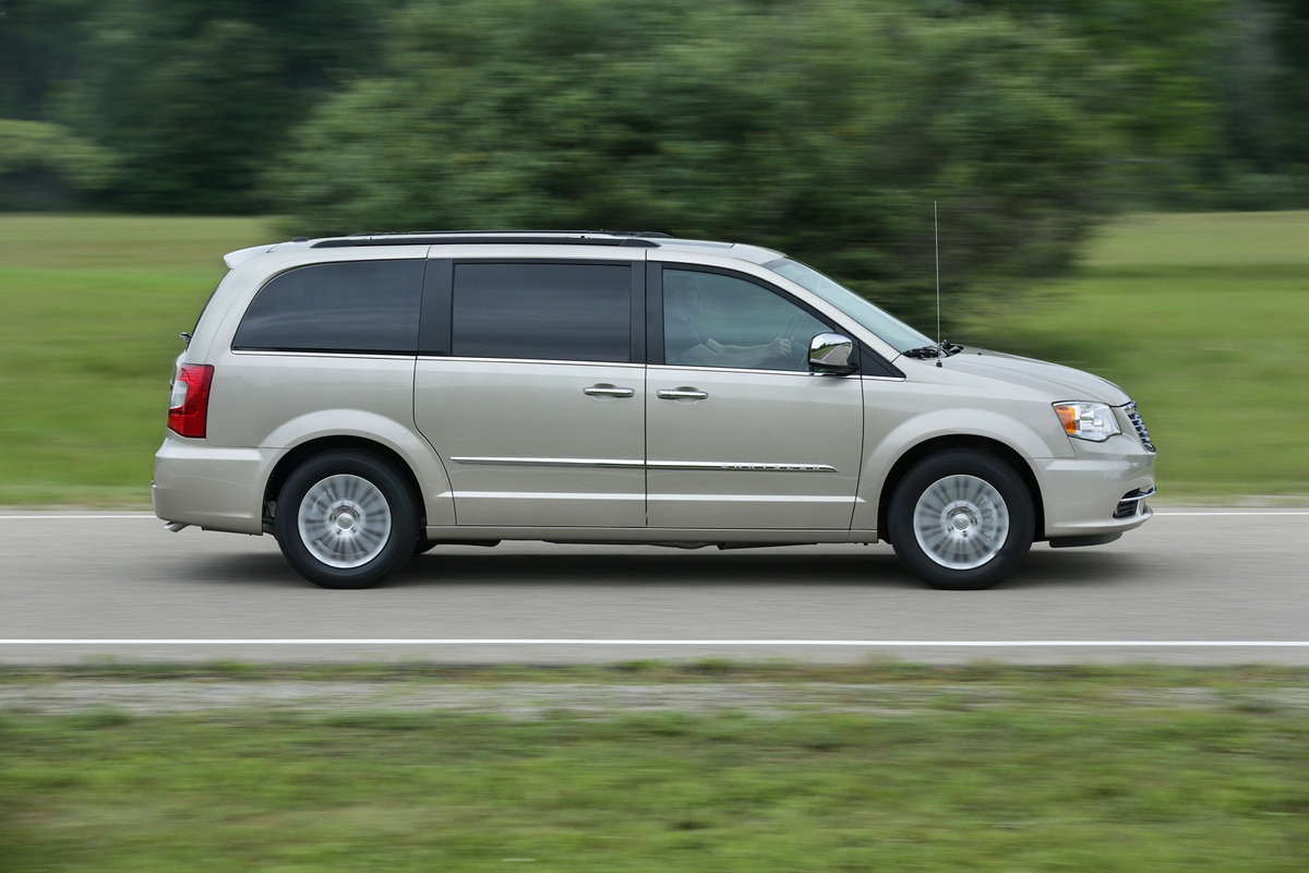 2016 Chrysler Town & Country Review CarsDirect
