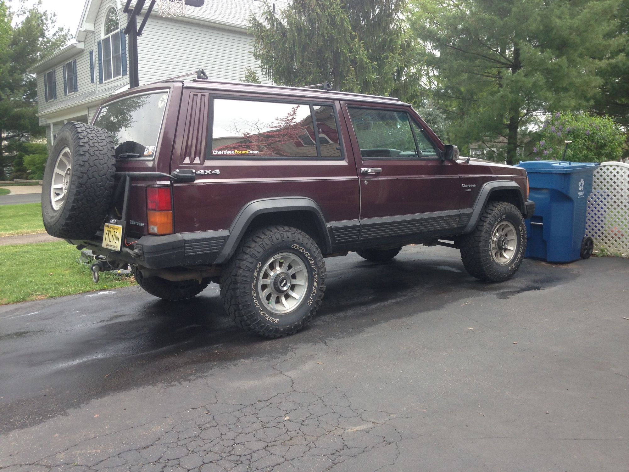 spare tire mount on hatch of Cherokee Jeep Cherokee Forum