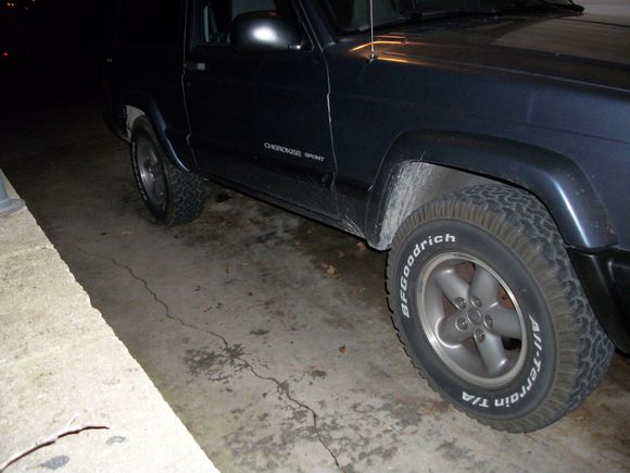 My wife's 01 with 30" BFG's. No issues at all. Sorry 'bout the crappy pic in the dark...