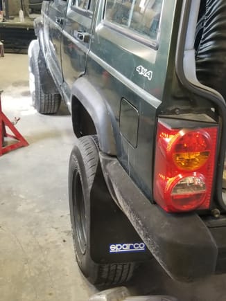 Mounted the 97-01 flares. Retainers courtesy of @Currysospicy