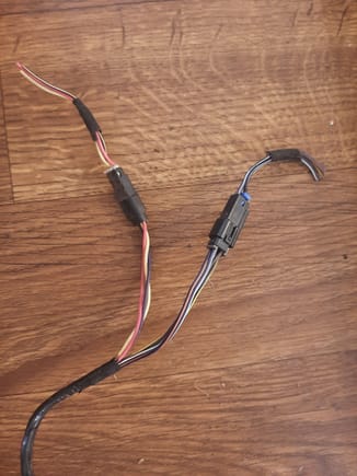 I'm fourtunate that the audio and lights dont share the same pigtail connector, so this will be easy. I will just remove the light wires from the speaker ones, and intrrgrate the audio loom into the overhead console harness.