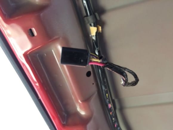 And this is the rear cargo lighting connector under the metal upper trim at the lift gate.