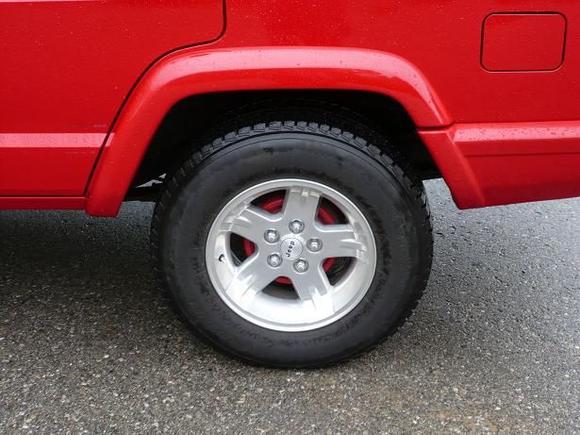 Rims i have rarley witnessed on a box cherokee.. Its also uncommon to see the rear brake drums painted.. the rims are aluminum wrangler replicas and are awsome.. 4 years old rarley polished or cleaned and they still shine like new..