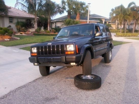 my stock xj
future lift 5.5 rusty lift
and 32x11.50