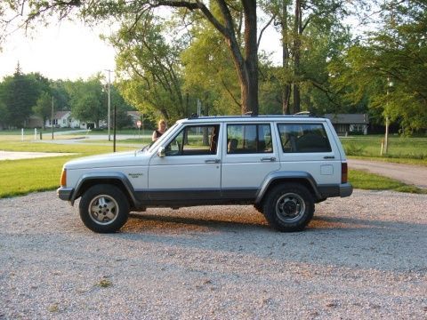 This shows how the rocker panel is rusted and the wheels and tires are mismatched.