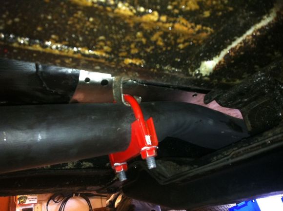 Tail pipe hanger