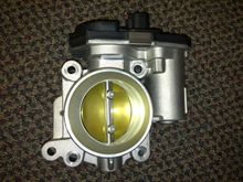 LE9 throttle body, see the different housing and connector 