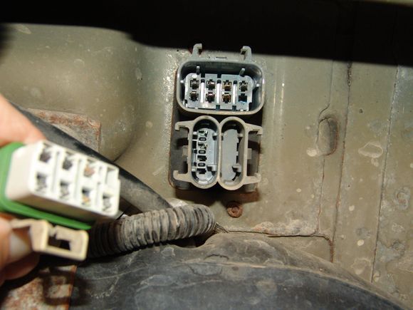 This connector, dirt and loose pins, can cause problems, don’t need to drop the tank for that.