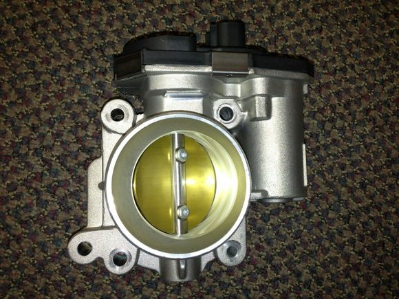 LE9 throttle body, see the different housing and connector 