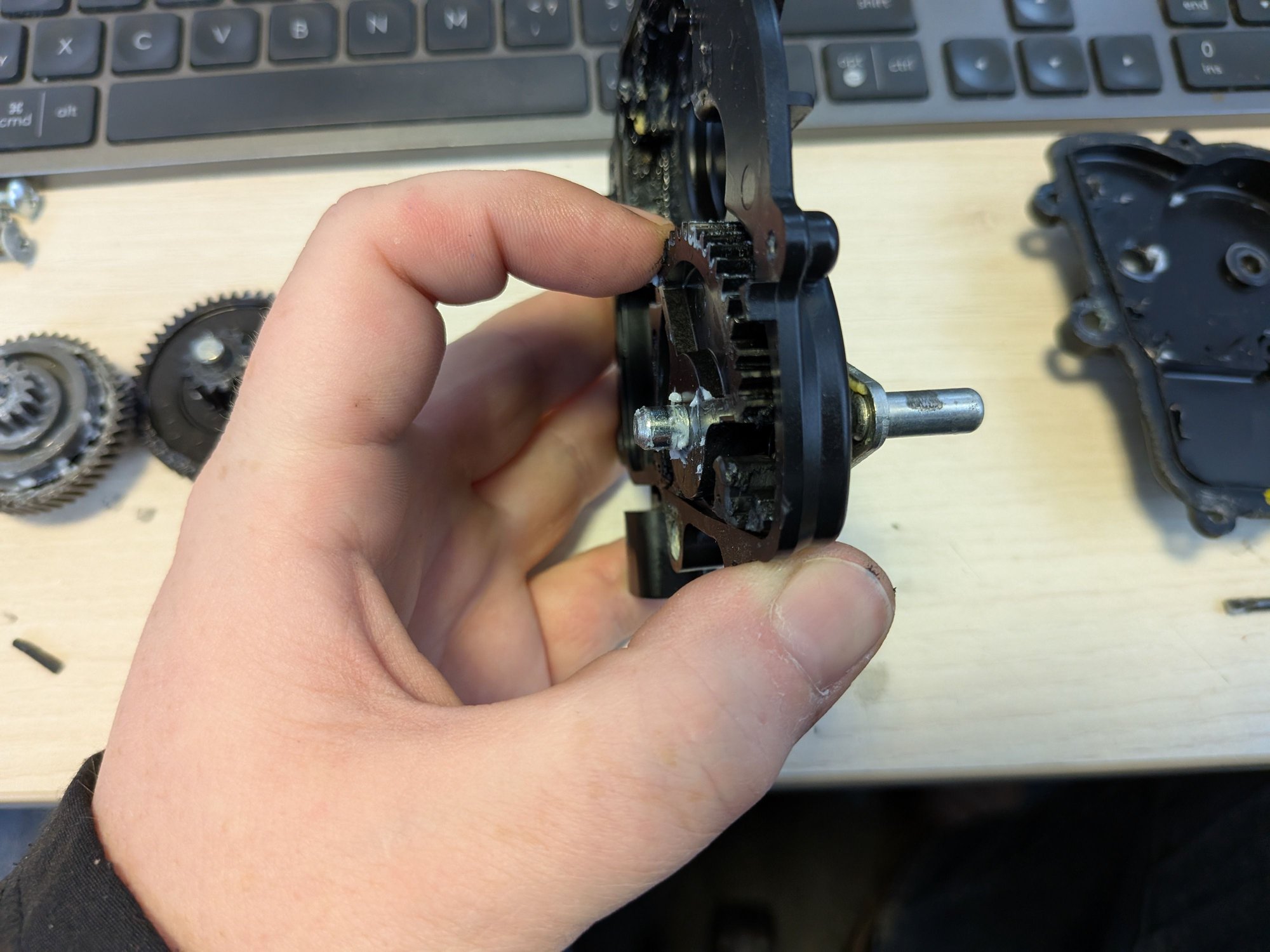 shaft going through the quarter wheel moving the handle in/out