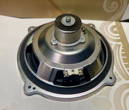 OEM speaker (fs 43Hz, ~70W, 2.5 ohms) with fitting screw