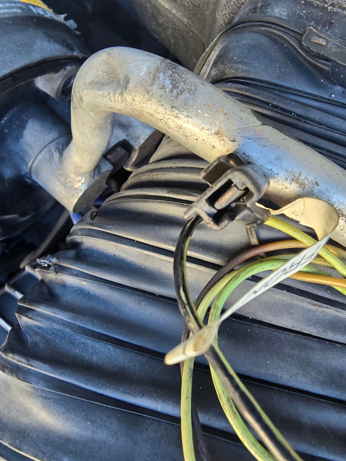Cable that was going to the driver's side under the carb linkage but was not connected to anything