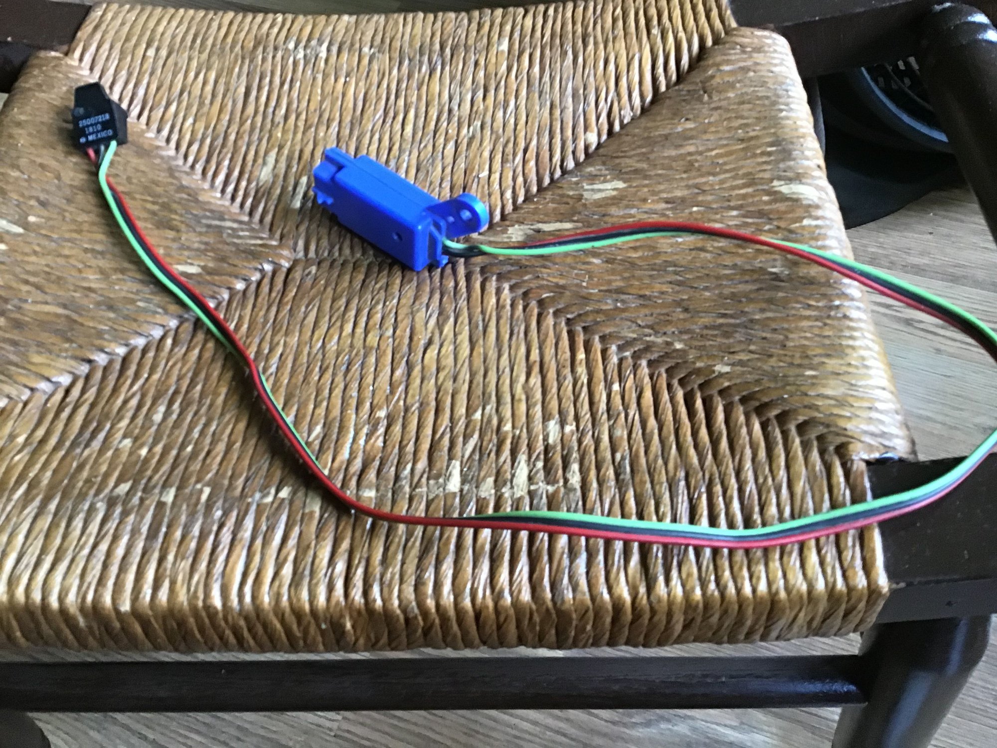 The wires are green,black and red.