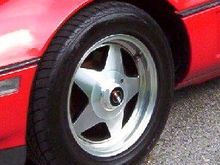 Wheel with the custom C4 emblem centercap