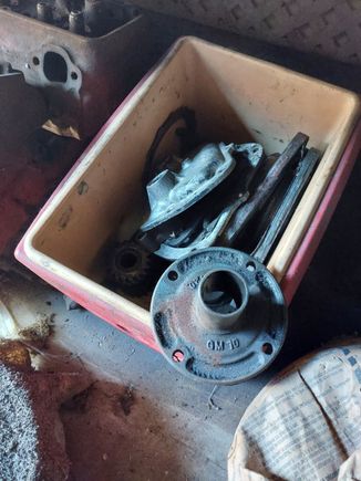 Bearing retainer on Muncie