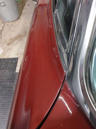 Not great photo, but there is a small 1/32" gap at the back of the wing window.
