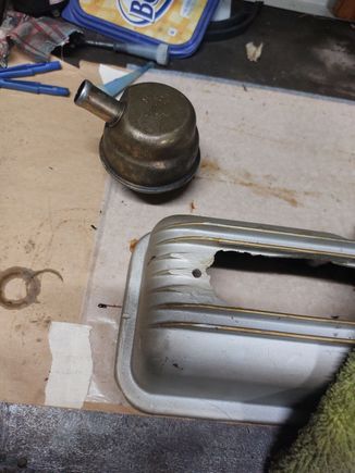 5/8" hose fitting. has internal baffle. A grommet would be needed to fit in the hole a the back of the block.