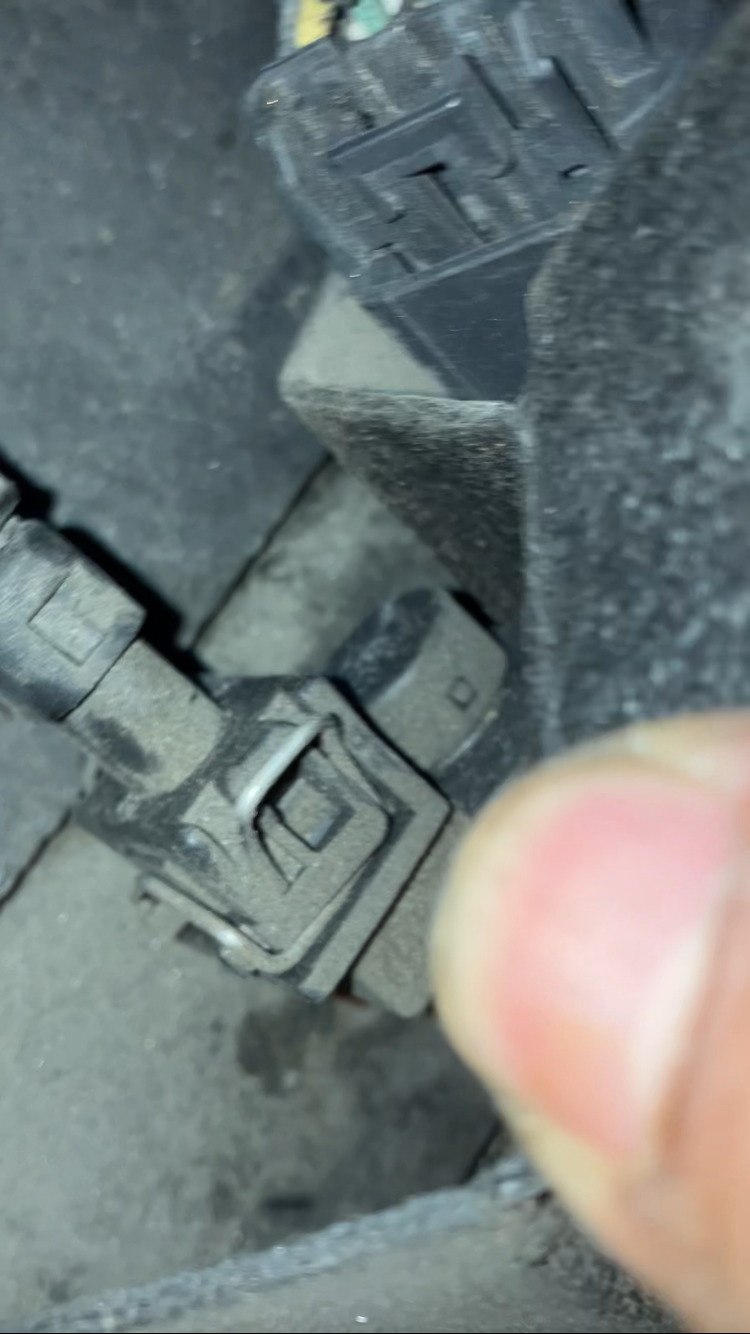 I sprayed the c455 connector right above my thumb, didn�t seem dirty but what is this connector right by my thumb can�t get it to separate and I�m having the same issue as op