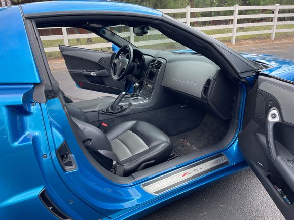 notice fully leather covered dash and doors. Navigation screen in center console.