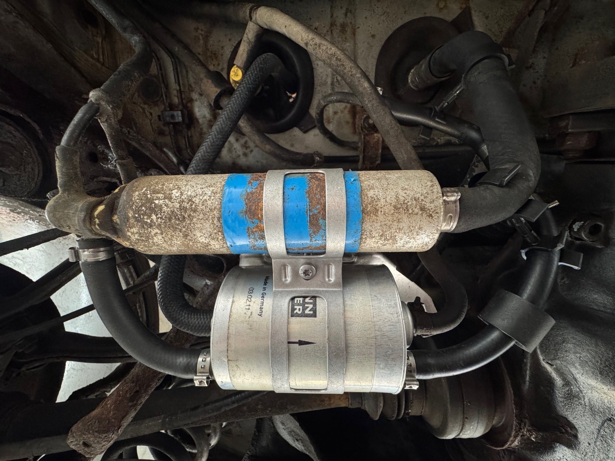 Finshied job with new hoses (aside from hose to charcoal canister, as its just a vacuum line) and a new bracket (as mine was very rusted).  Bracket is p/n A2024711341 and the screw is p/n N000000002053.  Fuel pump was not touched.