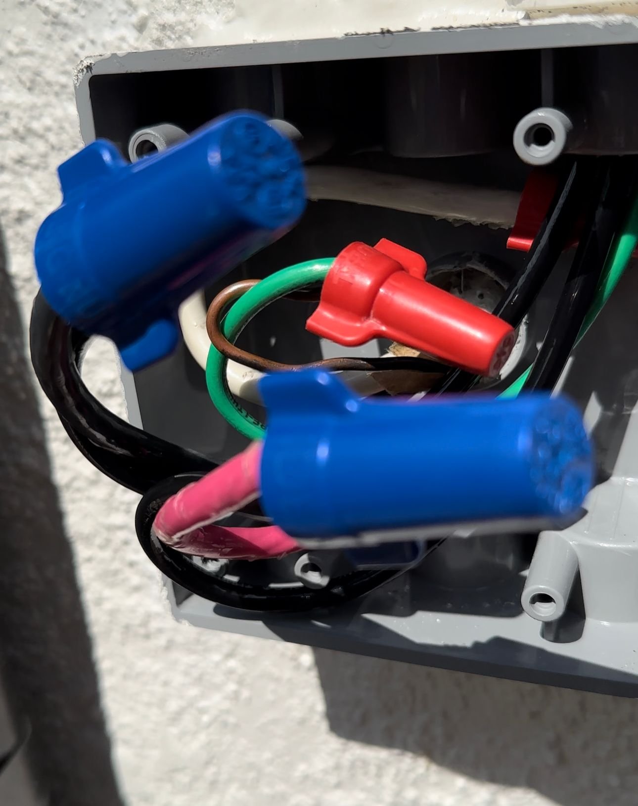 Does it matter where the red and black wire go on a Tesla Wall Connector?