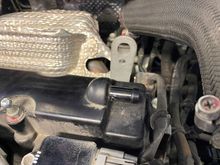 Plastic valve cover (1035A999)'s 1/2" (12.7mm) breather bung.