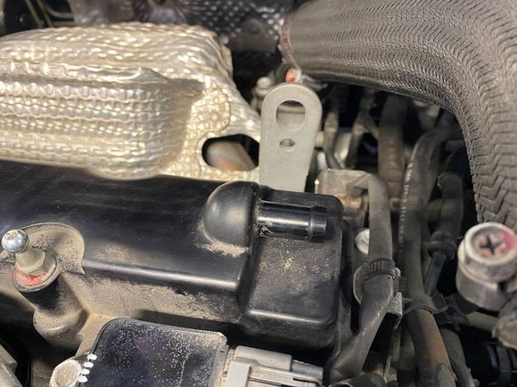 Plastic valve cover (1035A999)'s 1/2" (12.7mm) breather bung.