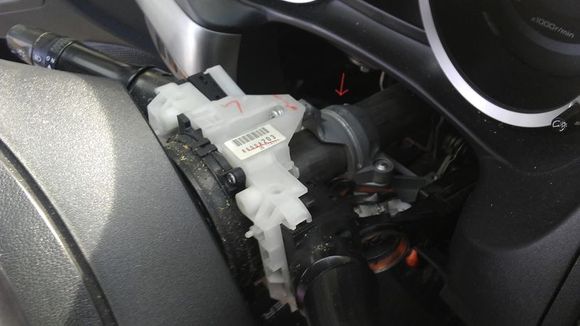 Part on top of column mount.