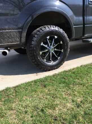 KO2s sitting on some XD Badlands sitting on 305/65/18....Paid $1,224 for all 4