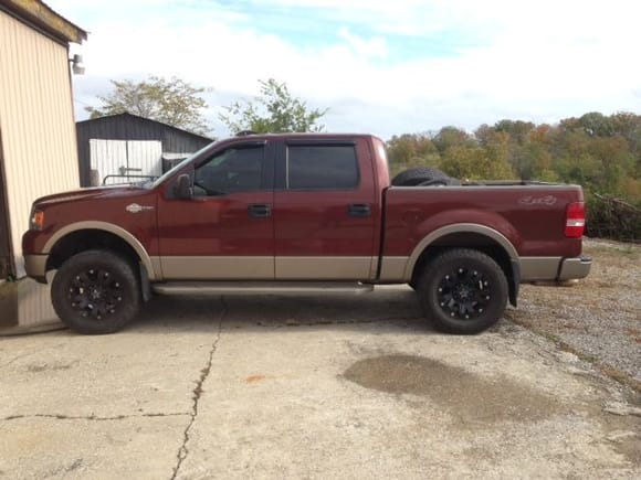 Side shot of the ole King Ranch.             325x60x18 with a 2.5 leveling kit.