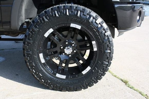 20&quot; Moto Metal Black 951 with 35&quot; Nitto Trail Grapplers
