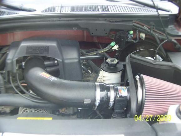 2000 Ford F150 Lariat - K&amp;N Air Intake (Front View of Engine Compartment)