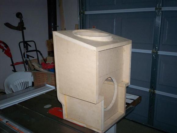 with speaker rings 
Description:  the front of the box has a speaker ring that brings the speaker back to center to compensate for the front edge bevel. the second ring is simply a hole that will down fire.
