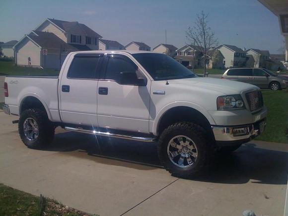 3" PA body lift 
2" level kit 
325/65/18 cooper stt
18x10 mazzi hulks