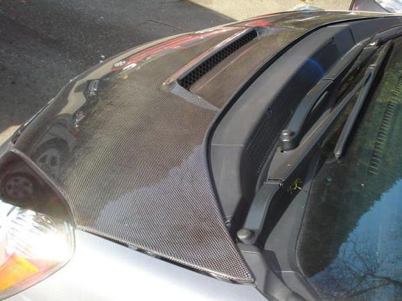 closeup of the vented cf hood (JDP)