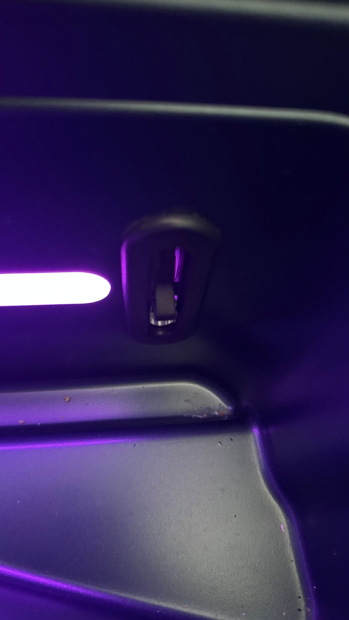 Lever to lift to release the tray table. (1A)