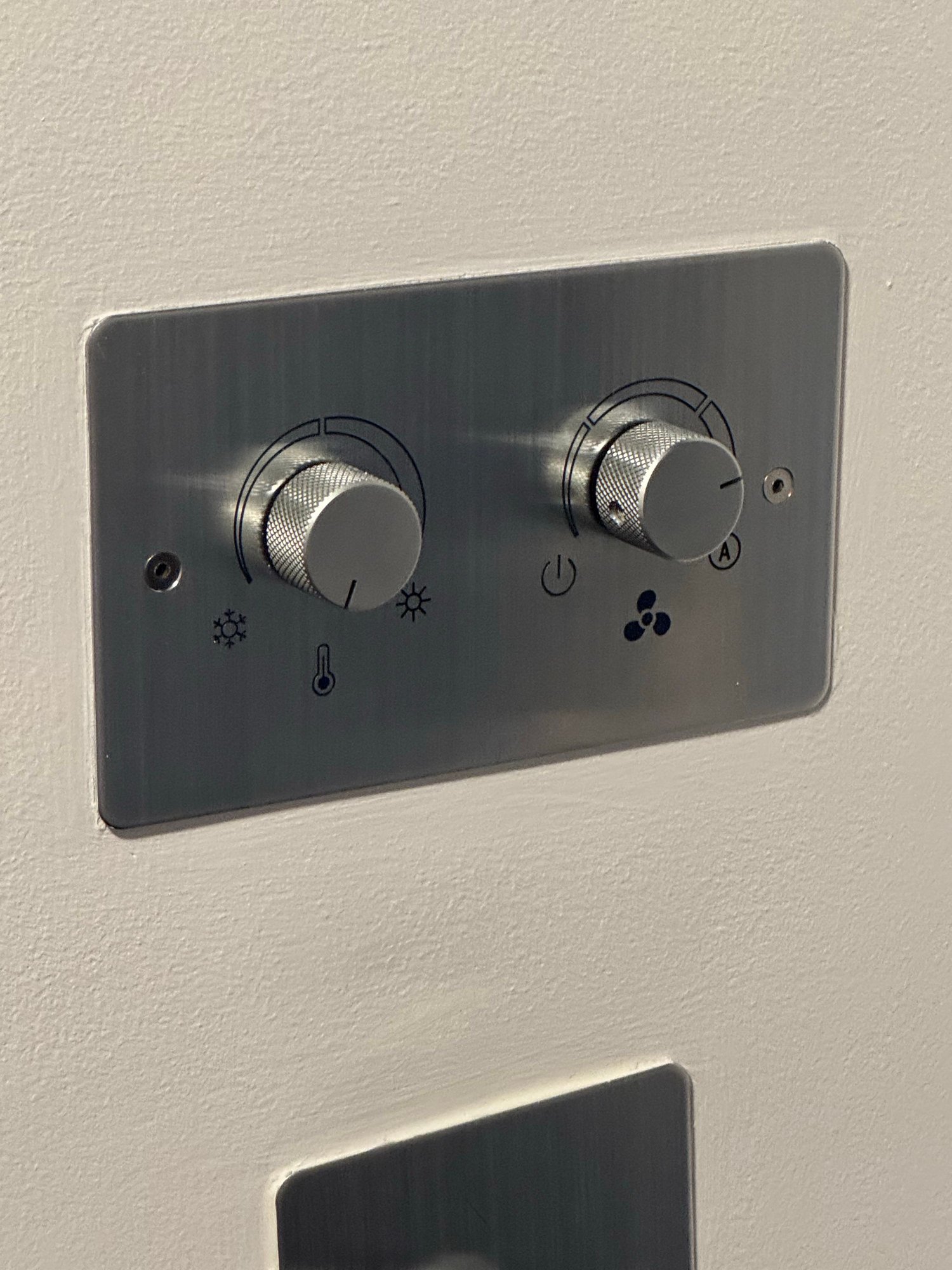 I really hate this retro-style AC knob. The HVAC system is modern and this is by design�